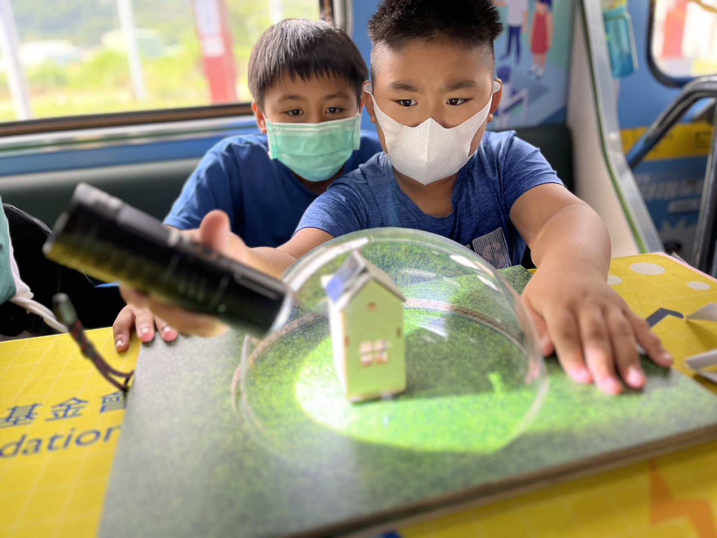 NG28娱乐參與基礎科學主題車廂，以STEAM教學精神，設計「逐日科學家」、「太陽能工程師」以及「淨零建築師」三大能源科普課程和實驗